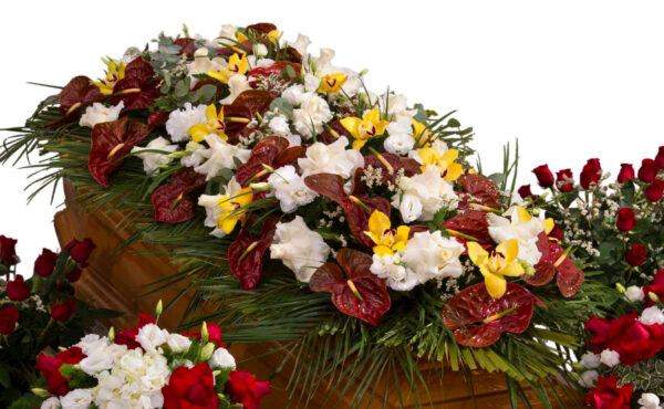 Copricassa_di_Anthurium_Choco_con_Cymbidium_Giallo_e_Rose_Bianche