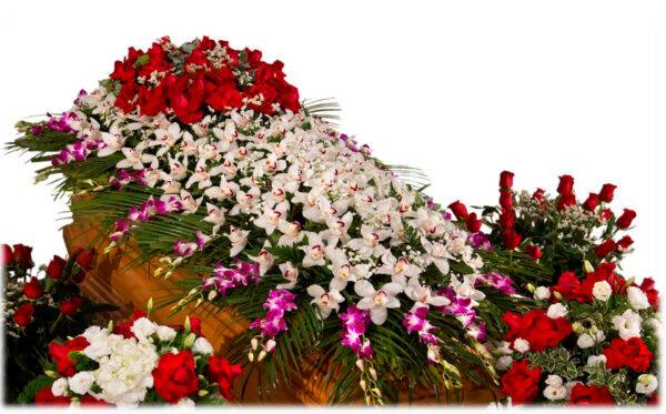 Copricassa_di_Cymbidium_Bianco_con_Ciuffo_di_Rose_Rosse_e_Bordo_di_Denbrobium_Viola