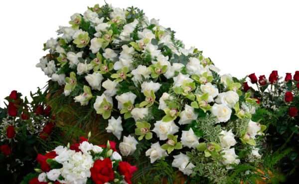 Copricassa_di_Rose_Bianche_con_Swarovski_e_Cymbidium_Verde_Inframezzato