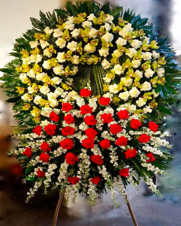 Corona_di_Rose_Bianche_e_Cymbidium_Verdi_Inframezzati_con_Ciuffo_di_Rose_Rosse