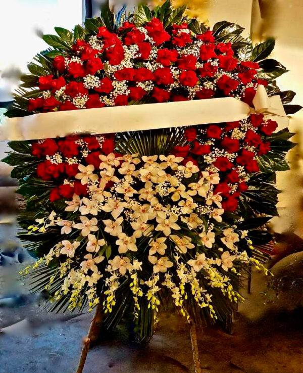 Corona_di_Rose_Rosse_con_Ciuffo_di_Cymbidium_Bianco_e_Dendrobium_Bianco