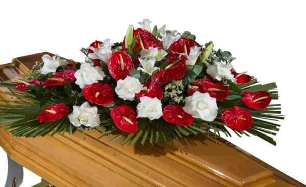 Cuscino_di_Anthurium_Rossi_con_Rose_Bianche