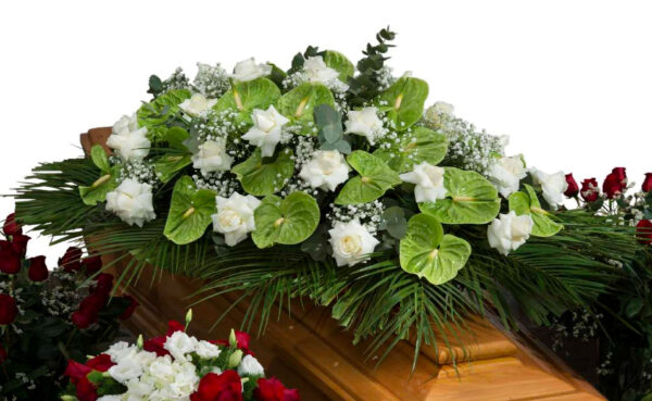 Cuscino_di_Anthurium_Verdi_con_Rose_Bianche