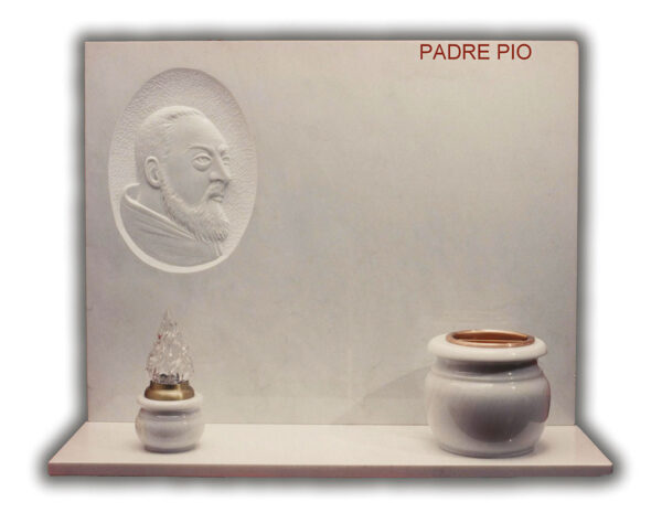 lapide_bianca_con_scultura_padre_pio